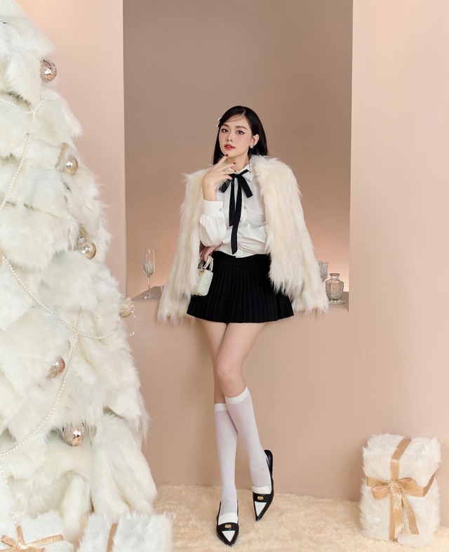 Mặc chân váy ngắn vào mùa lạnh thế nào để đẹp, sang mà vẫn hợp thời tiết?- Ảnh 7. Mặc chân váy ngắn vào mùa lạnh thế nào để đẹp, sang mà vẫn hợp thời tiết?- Ảnh 7.