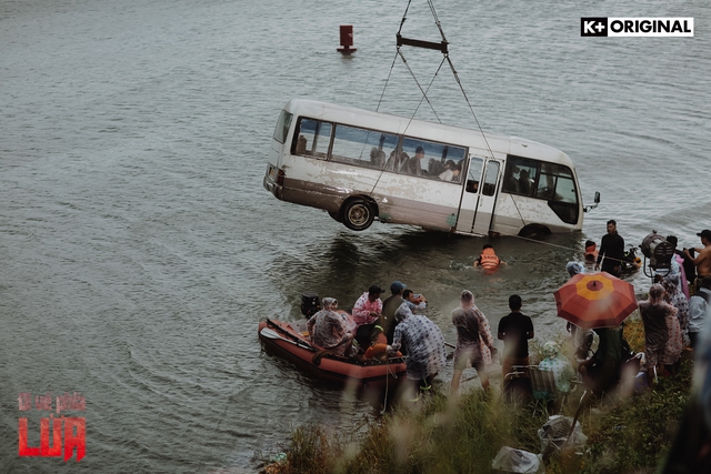 Bật mí cảnh quay xe khách 30 chỗ rơi xuống sông trong phim 'Đi về phía lửa'- Ảnh 1.