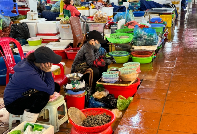 Chợ hải sản nổi tiếng ở Quảng Ninh 'đỏ mắt' chờ khách ngày cuối năm - Ảnh 1.