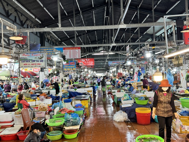 Chợ hải sản nổi tiếng ở Quảng Ninh 'đỏ mắt' chờ khách ngày cuối năm - Ảnh 2.