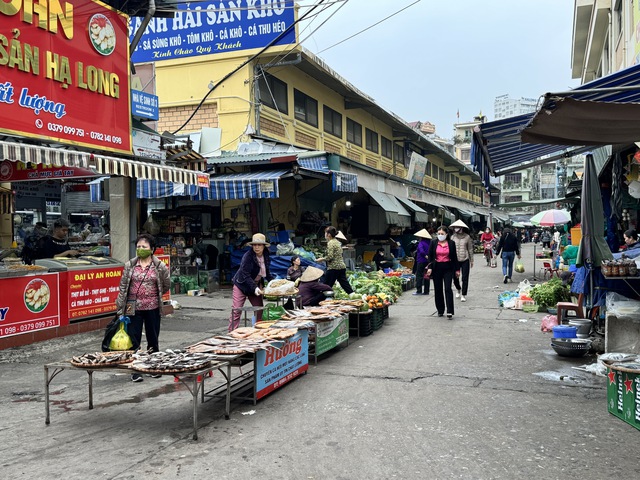 Chợ hải sản nổi tiếng ở Quảng Ninh 'đỏ mắt' chờ khách ngày cuối năm - Ảnh 4.