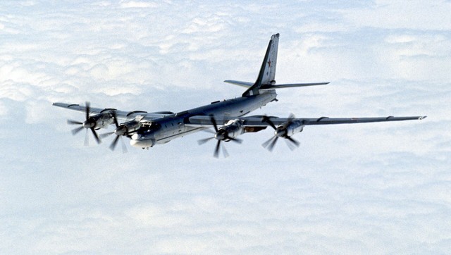 Nga điều hai máy bay ném bom chiến lược đến gần Mỹ- Ảnh 1.