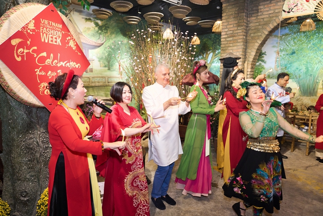 ‘Tết’s Celebration 2024’ quy tụ nhiều nghệ sĩ quảng bá tết Việt đến bạn bè quốc tế - Ảnh 10.