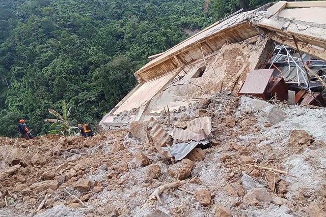 Lở đất ở Philippines: 90 người mất tích, cứu hộ dùng tay bới bùn đất tìm kiếm- Ảnh 1.