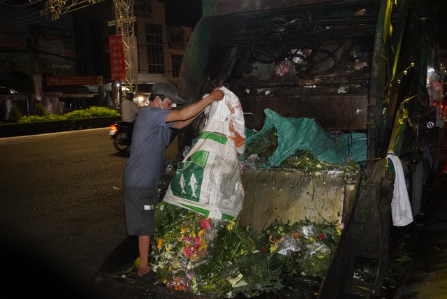 Tết đến, công nhân vệ sinh môi trường ‘gồng mình’ tăng ca dọn rác- Ảnh 5.