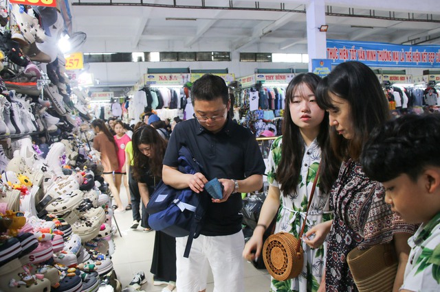 29 tết: Chật cứng người nước ngoài đến chợ Hàn mua sắm- Ảnh 4.