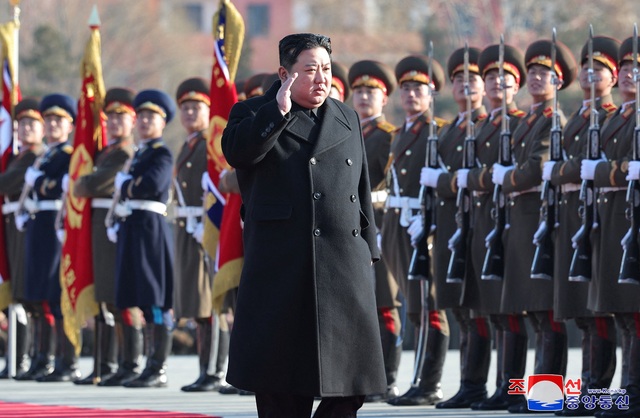 Lãnh đạo Kim Jong-un ra tuyên bố rắn khi thăm Bộ Quốc phòng- Ảnh 1.