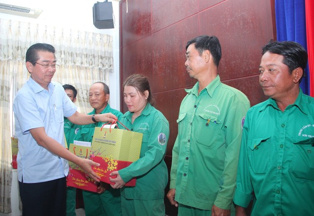 Phó trưởng ban Nội chính T.Ư Võ Văn Dũng tặng quà tết cho công nhân Bạc Liêu- Ảnh 1.