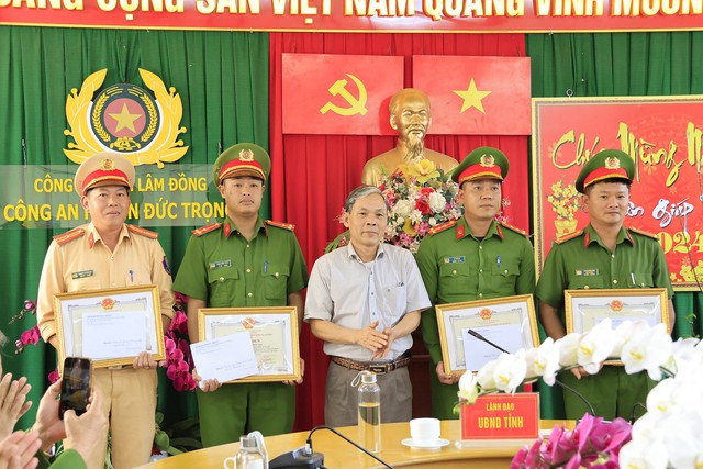 Tỉnh Lâm Đồng khen thưởng lực lượng công an bắt nhanh nghi phạm cướp ngân hàng- Ảnh 2.