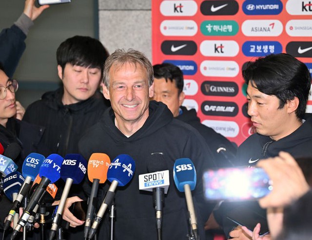 HLV Klinsmann bị la ó ở sân bay, phủ nhận việc Son Heung-min từ giã đội tuyển- Ảnh 3.