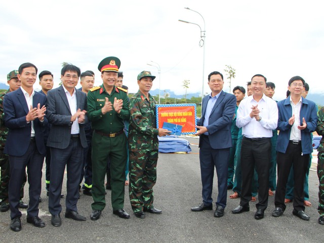 Đêm giao thừa, công nhân vệ sinh môi trường Đà Nẵng chỉ mong 'về nhà sớm'- Ảnh 6.