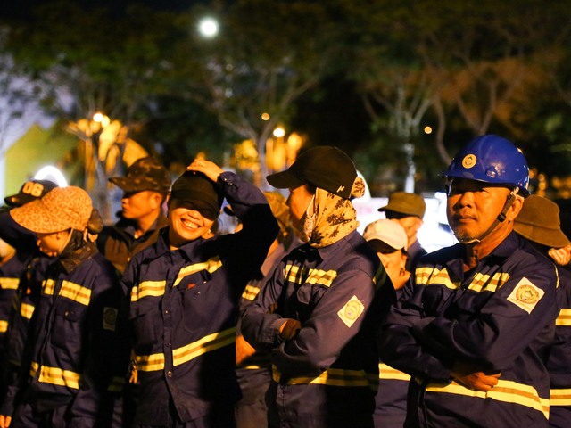 Đêm giao thừa, công nhân vệ sinh môi trường Đà Nẵng chỉ mong 'về nhà sớm'- Ảnh 2.