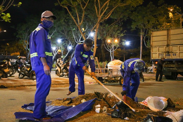 Đêm giao thừa, công nhân vệ sinh môi trường Đà Nẵng chỉ mong 'về nhà sớm'- Ảnh 1.