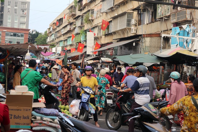 TP.HCM: Chợ Tết ngày 30 Tết nhộn nhịp, trái cây mâm ngũ quả đắt hàng- Ảnh 1.