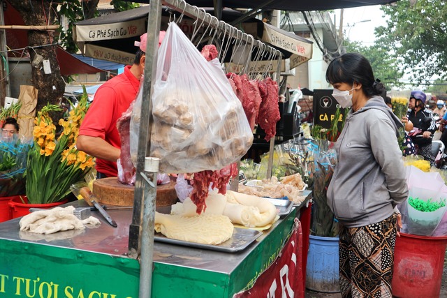 TP.HCM: Chợ Tết ngày 30 Tết nhộn nhịp, trái cây mâm ngũ quả đắt hàng- Ảnh 10.
