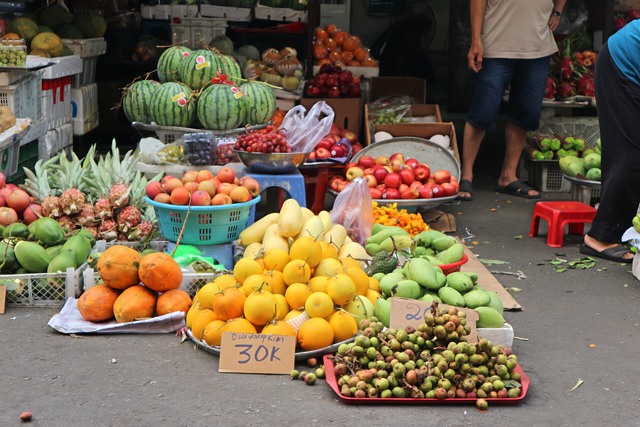TP.HCM: Chợ ngày 30 tết nhộn nhịp, trái cây mâm ngũ quả đắt hàng- Ảnh 11.