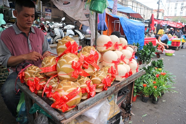 TP.HCM: Chợ Tết ngày 30 Tết nhộn nhịp, trái cây mâm ngũ quả đắt hàng- Ảnh 12.