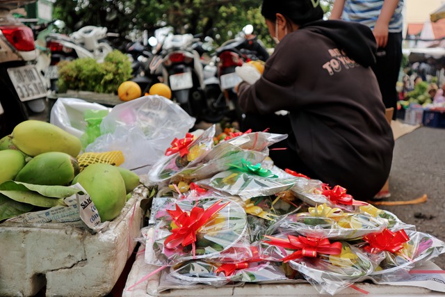 TP.HCM: Chợ ngày 30 tết nhộn nhịp, trái cây mâm ngũ quả đắt hàng- Ảnh 6.