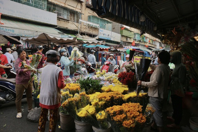 TP.HCM: Chợ Tết ngày 30 Tết nhộn nhịp, trái cây mâm ngũ quả đắt hàng- Ảnh 7.
