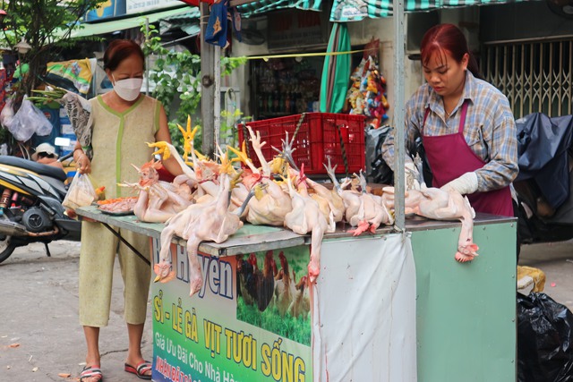 TP.HCM: Chợ Tết ngày 30 Tết nhộn nhịp, trái cây mâm ngũ quả đắt hàng- Ảnh 9.