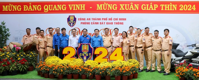 Bí thư T.Ư Đoàn Nguyễn Minh Triết thăm lực lượng làm nhiệm vụ trực tết- Ảnh 4.