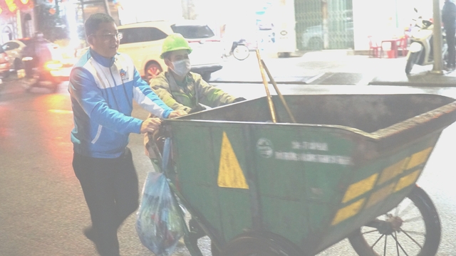 Cùng đẩy xe rác và chúc tết công nhân môi trường- Ảnh 1.