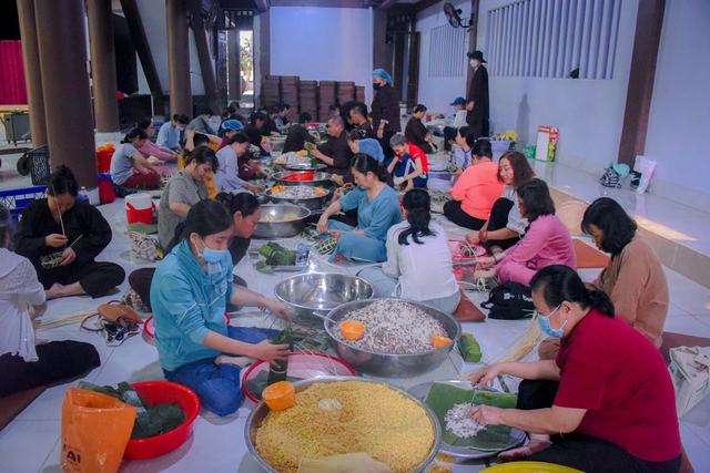Phật tử ở TP.HCM lên chùa gói 1.000 bánh tét tặng người không về quê ăn tết- Ảnh 2.