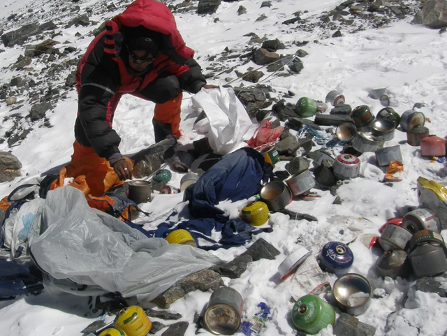 Núi Everest bốc mùi nghiêm trọng, người leo phải mua túi chứa chất thải để mang xuống- Ảnh 1.
