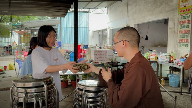 Phật tử ở TP.HCM lên chùa gói 1.000 bánh tét tặng người không về quê ăn tết- Ảnh 5.