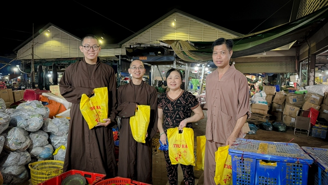Phật tử ở TP.HCM lên chùa gói 1.000 bánh tét tặng người không về quê ăn tết- Ảnh 6.