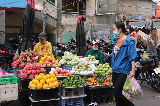 TP.HCM: Chợ Tết ngày 30 Tết nhộn nhịp, trái cây mâm ngũ quả đắt hàng- Ảnh 4.