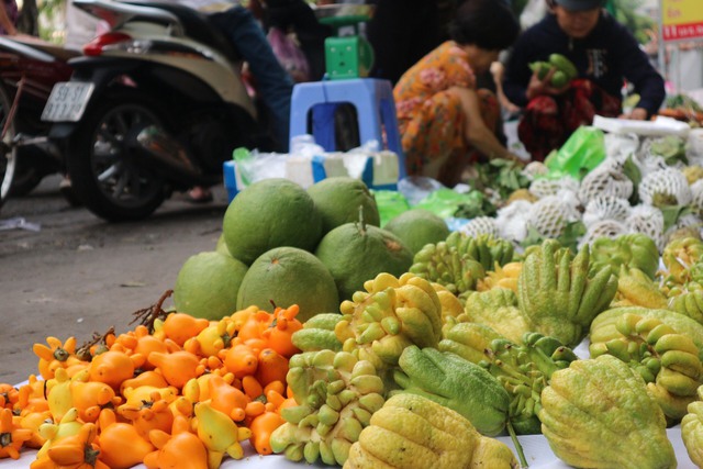 TP.HCM: Chợ Tết ngày 30 Tết nhộn nhịp, trái cây mâm ngũ quả đắt hàng- Ảnh 5.