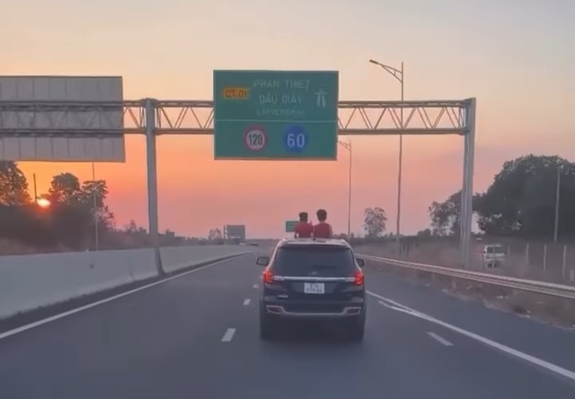 Xác định được tài xế để hai trẻ em thò đầu ra cửa sổ trời ô tô đang chạy trên cao tốc- Ảnh 1.