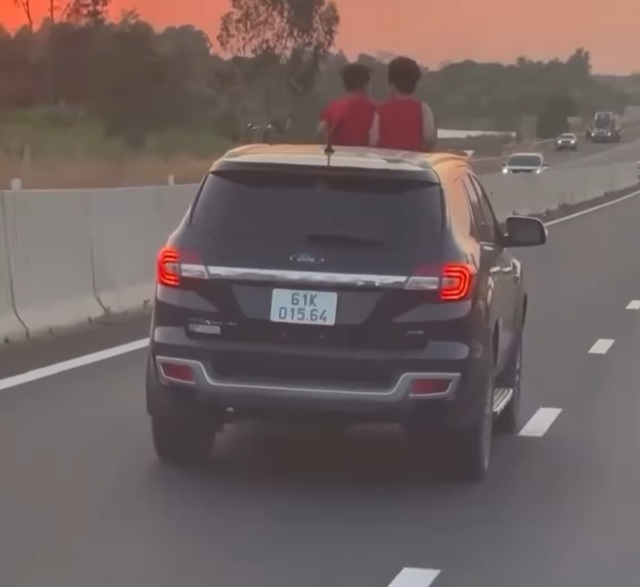 Xác định được tài xế để hai trẻ em thò đầu ra cửa sổ trời ô tô đang chạy trên cao tốc- Ảnh 3.