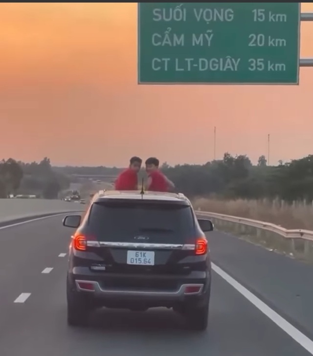Xác định được tài xế để hai trẻ em thò đầu ra cửa sổ trời ô tô đang chạy trên cao tốc- Ảnh 2.