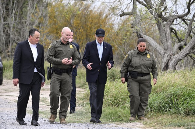 Ông Trump và ông Biden chỉ trích nhau gay gắt khi đi thăm biên giới- Ảnh 1.