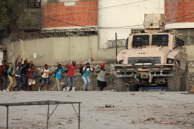 Bạo lực bùng phát ở Haiti, thủ lĩnh băng nhóm đòi lật đổ thủ tướng- Ảnh 1.