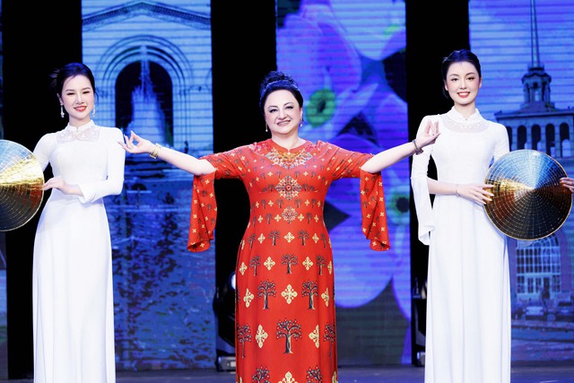 Phu nhân các đại sứ trình diễn áo dài trong Tuần lễ áo dài Việt Nam- Ảnh 1.