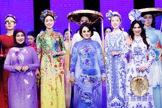 Phu nhân các đại sứ trình diễn áo dài trong Tuần lễ áo dài Việt Nam- Ảnh 3.