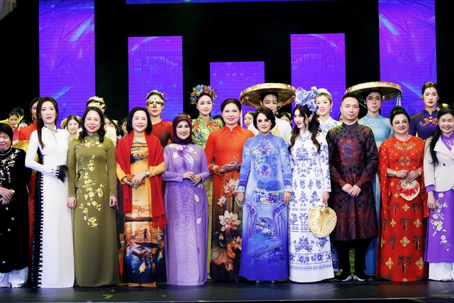 Phu nhân các đại sứ trình diễn áo dài trong Tuần lễ áo dài Việt Nam- Ảnh 13.