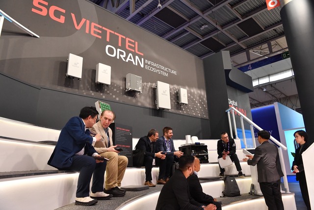 Khách tham quan chip 5G Viettel tại sự kiện