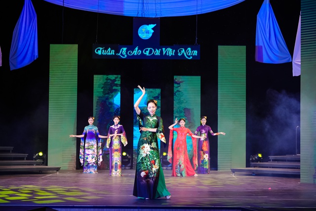 Phu nhân các đại sứ trình diễn áo dài trong Tuần lễ áo dài Việt Nam- Ảnh 9.