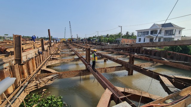 Tiền Giang: Đóng sớm cống ngăn mặn Nguyễn Tấn Thành để bảo vệ nước ngọt cho 1,1 triệu dân- Ảnh 1.