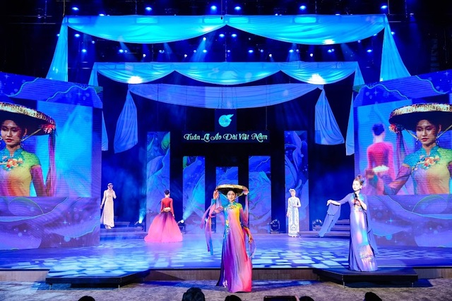 Phu nhân các đại sứ trình diễn áo dài trong Tuần lễ áo dài Việt Nam- Ảnh 12.