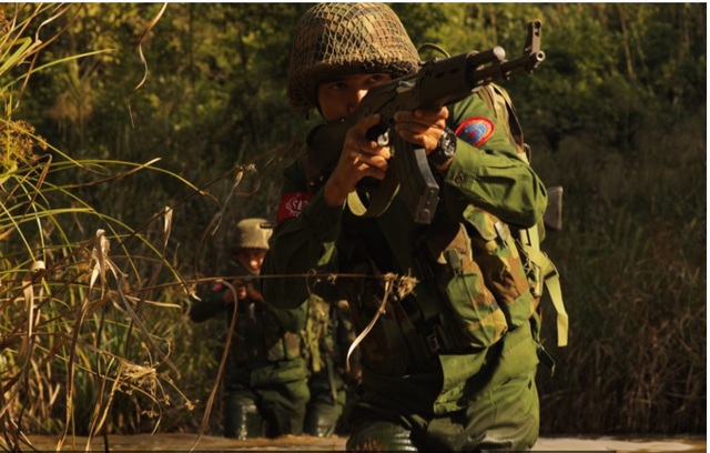 Quân đội Myanmar giao tranh với nhóm nổi dậy, đạn pháo bay vào khu chợ sầm uất- Ảnh 1.