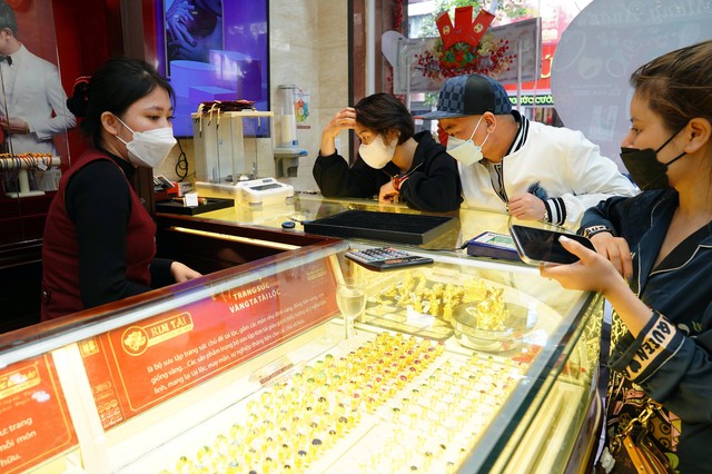 Giá vàng hôm nay 1.3.2024: Vàng nhẫn có nơi nhảy vọt lên gần 66,5 triệu đồng- Ảnh 1.
