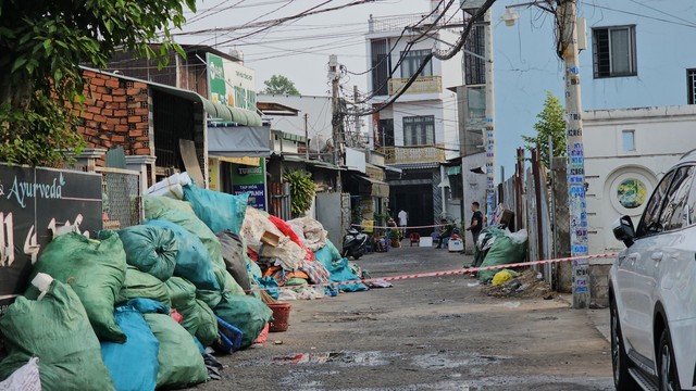 TP.HCM: Cháy nhà chứa phế liệu, cả khu dân cư ở Q.12 hoảng loạn- Ảnh 3.