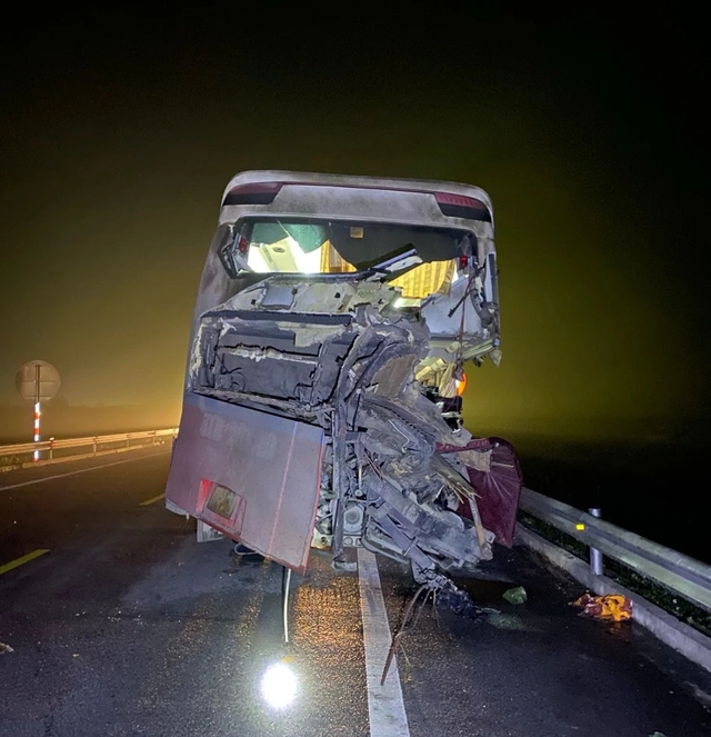 Tai nạn nghiêm trọng trên cao tốc Cam Lộ - La Sơn: Ít nhất 2 người tử vong- Ảnh 1.