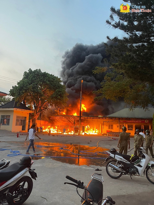 Vụ cháy tại trụ sở Công an H.Tánh Linh: 200 xe máy tang vật bị thiêu rụi- Ảnh 1.
