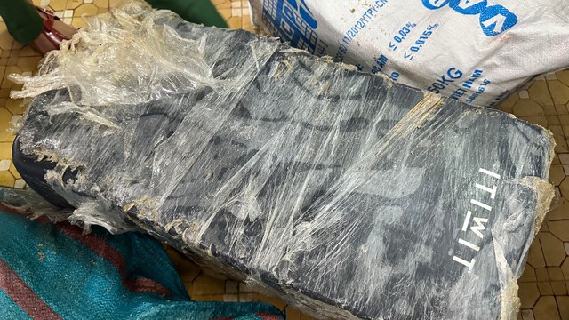 Lại thêm nhiều gói ni lông nghi chứa ma túy trôi dạt vào bờ biển Quảng Ngãi- Ảnh 3.